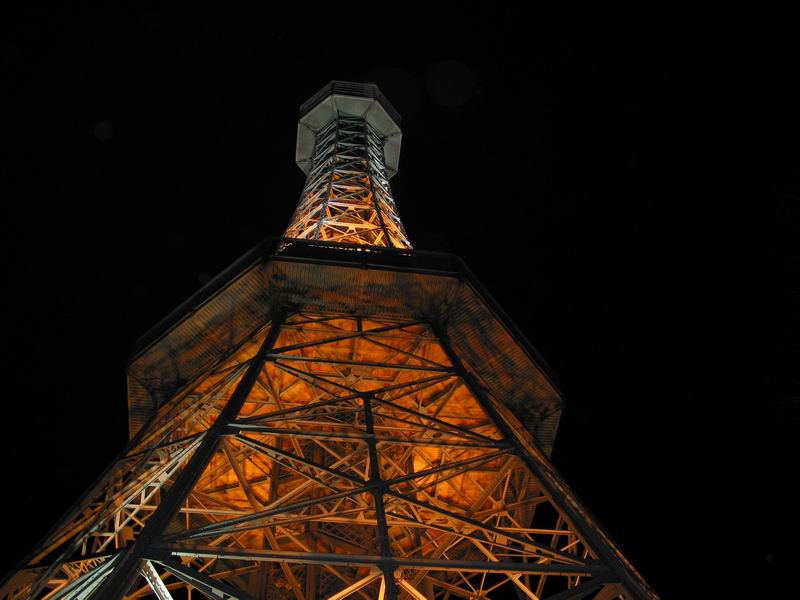 Petřínská dominanta v noci