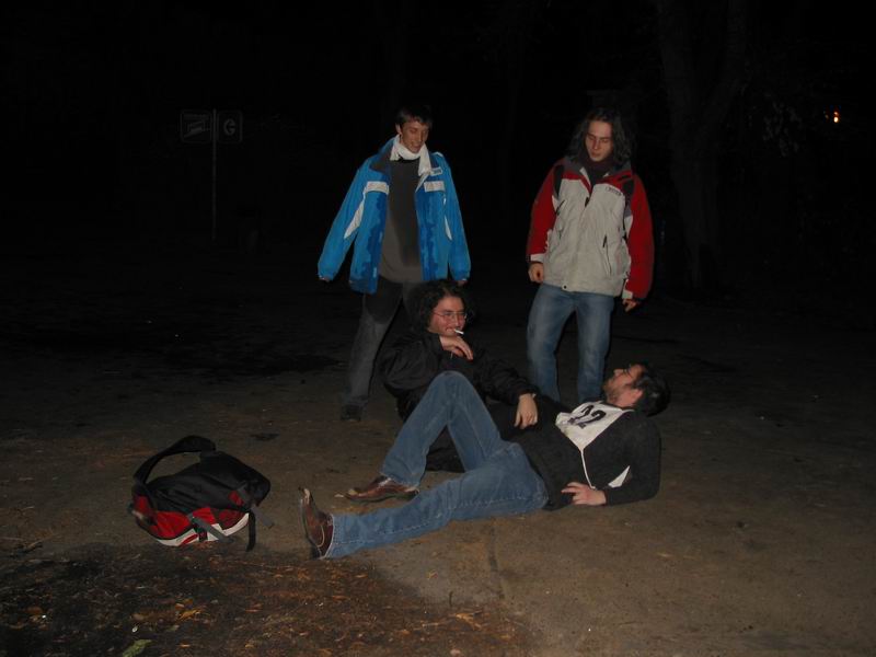 Pejsek se připravuje k válení sudů do údolí