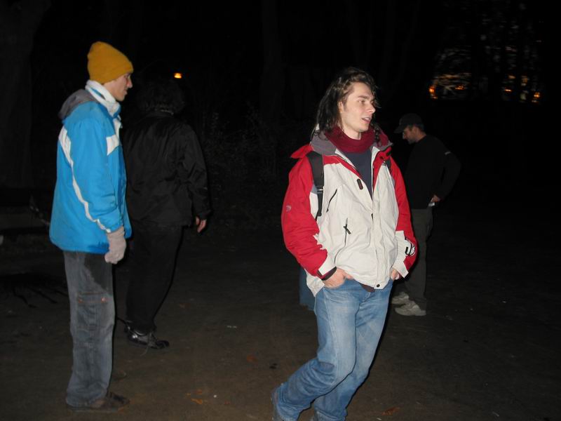 Vlček se v doprovodu peťi potácí ze strany na stranu