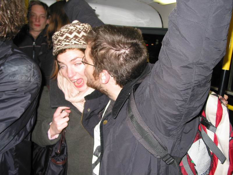 Pejsek opět zuřivě olizuje zuzance