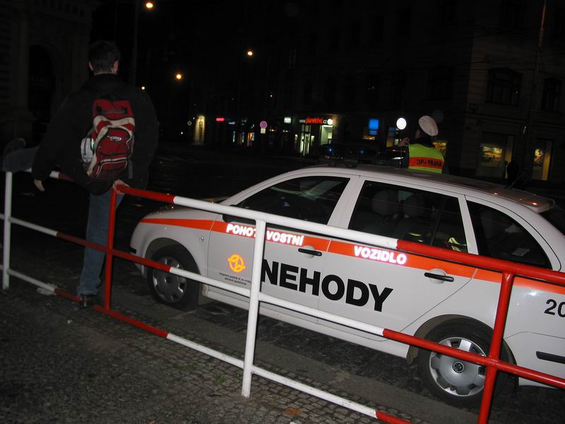 Zaměstnance DP ještě netuší, že ho za chvíli napadne pešek