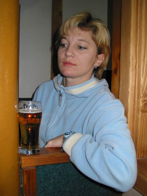 Holčička pozorně sleduje koule