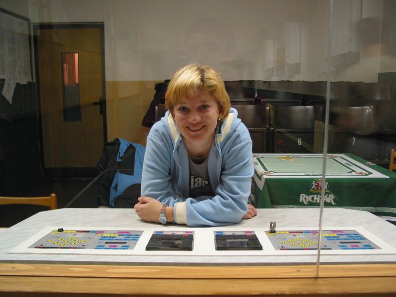 Holčička za řídícím panelem