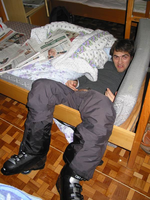 Moklova obrovská prdle prošla postelí až na podlahu