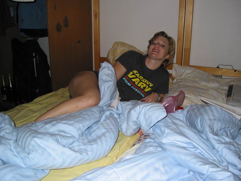 Holčička v pelechu