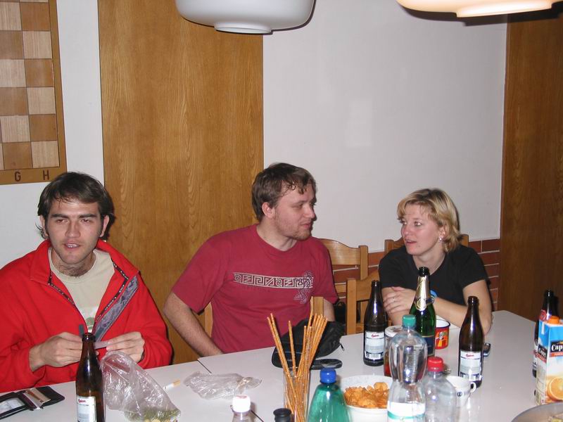 Mokl stále balí, rupek v družném rozhovoru