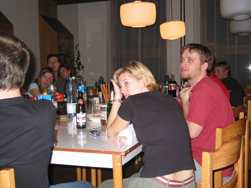 Nedůvěřivé pohledy na nezvaného hosta ve dveřích