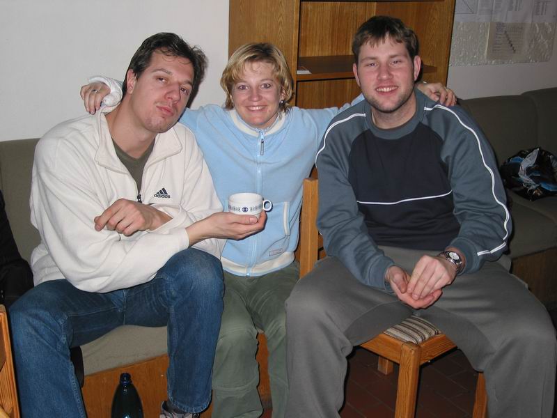 Holčička s kámošema