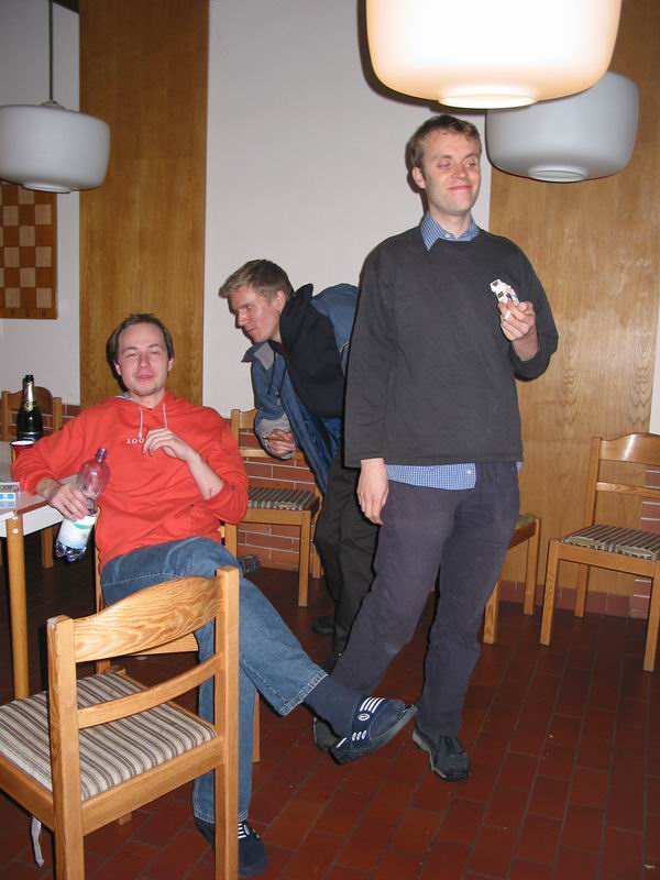 Mates pyšně pozoruje své přátele