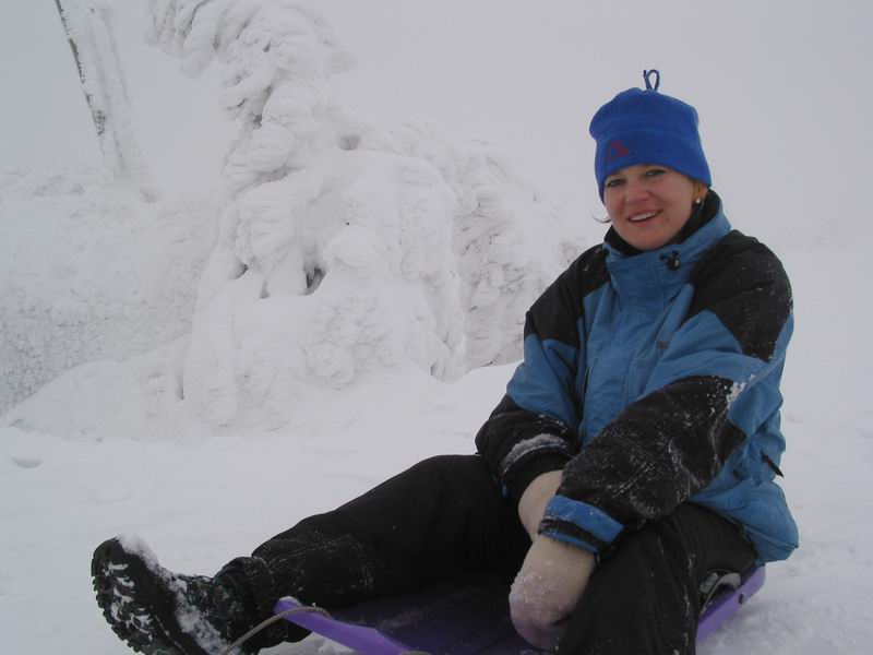 Holčička na hřebeni