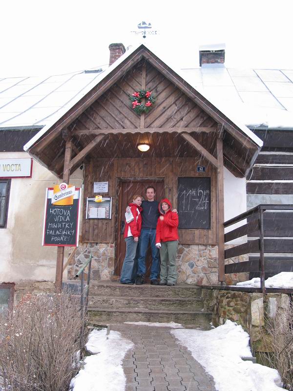 Před hospůdkou