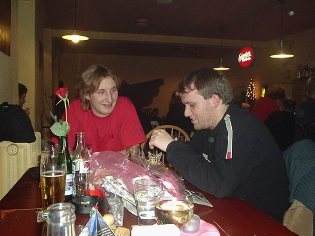 chlapci v družném hovoru