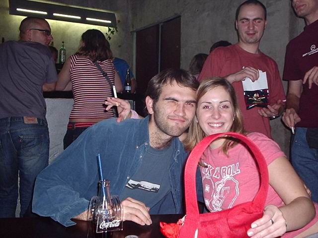 chlápek s červenym okem pozoruje