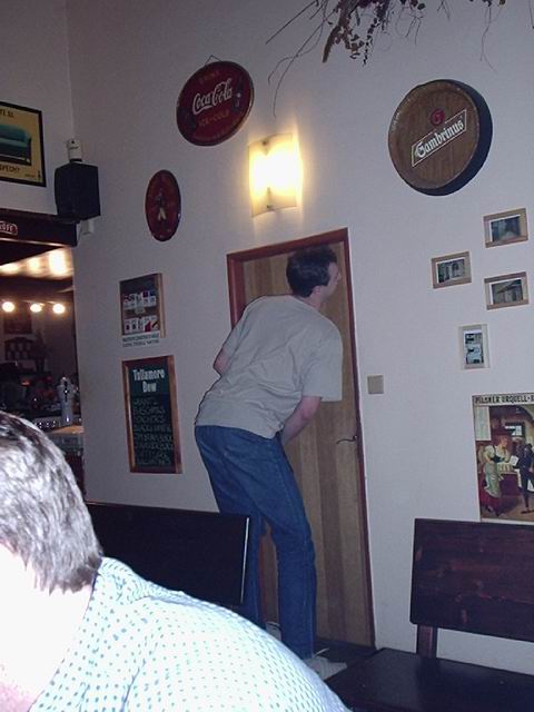 dušín jde na záchod