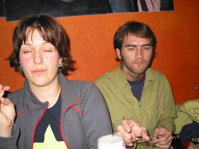 tka běžně sedává se zavřenýma očima