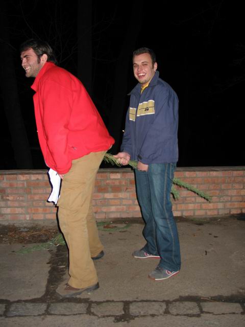 mokl si vyndal z prdele hajzlpapír a márty mu do ní strčil větev