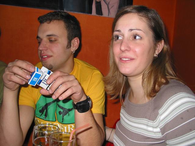 houba dělá, že nekouří...ale my moc dobře víme, jak to je...