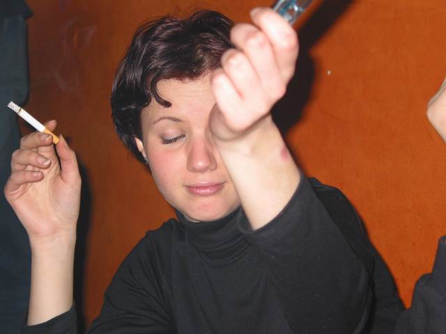 holka lenka s cigárem