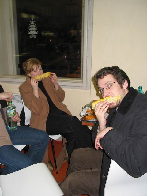 švédka čumí na pejska a ten na rupka...hehe