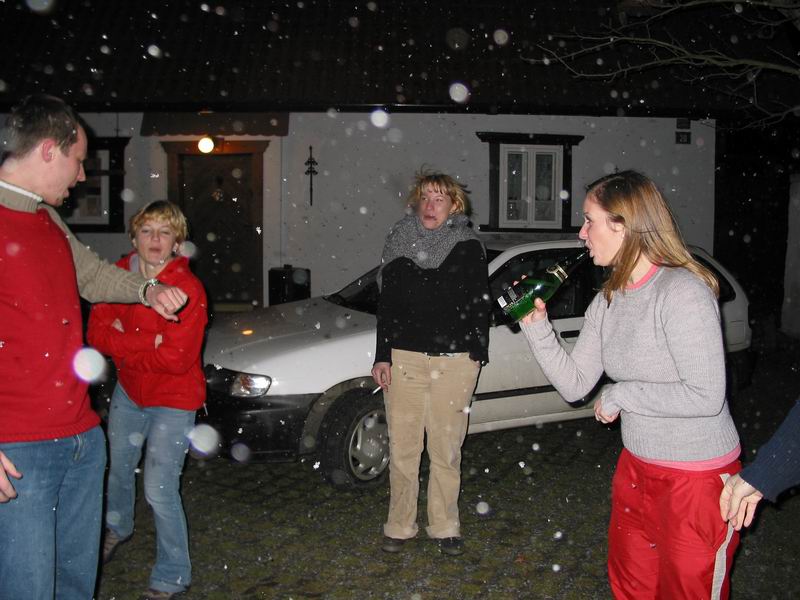 už to začíná...pejsek hladí houbě prdel