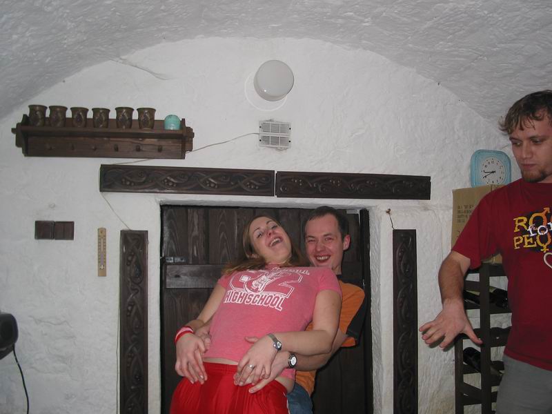 šipku ukul první pikli a napichuje houbu, zatímco rupek nevinně tančí