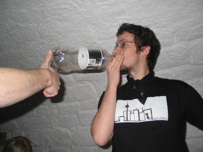 pejsek troubí na plastovou láhev