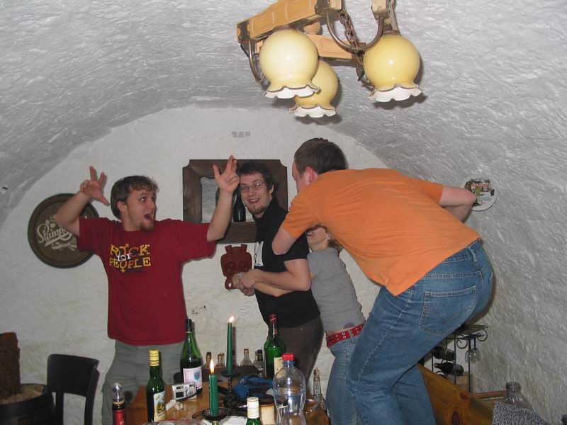 vláček se rozpadá a jednotlivé vagóny tančí, až na ten zadní, který toho již není schopen