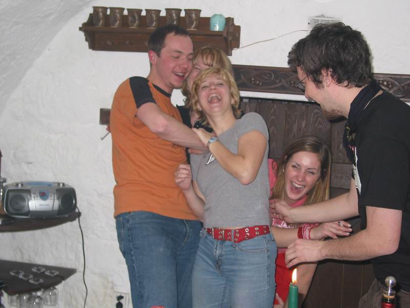 všichni se po sobě válej