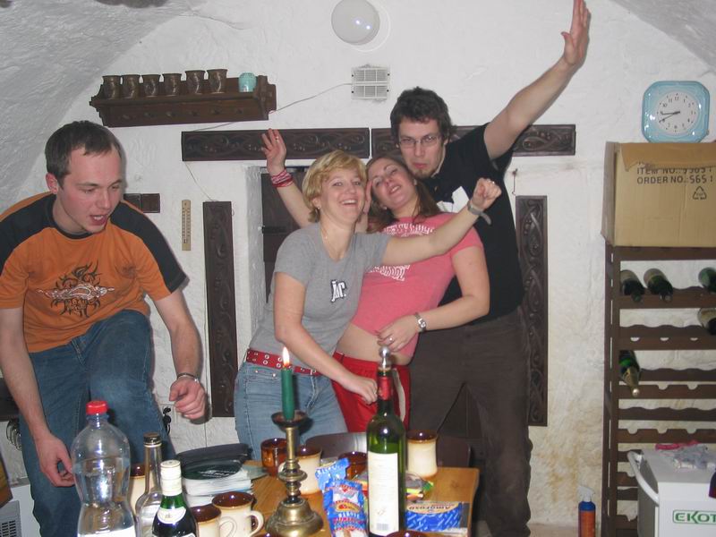 houba vytahuje pupík, šipka leze na stůl