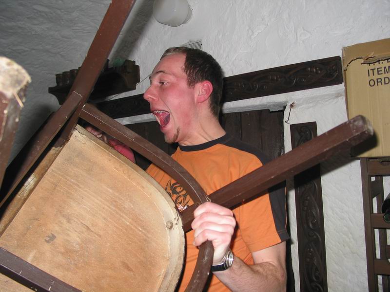 totální destrukce, klasický konec každé párty s šipkovou účastí