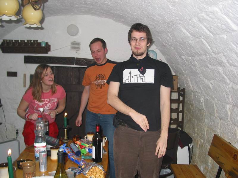 šipka nepřetržitě řve, pejsek vidí kominíka, a tak si šahá na knoflík