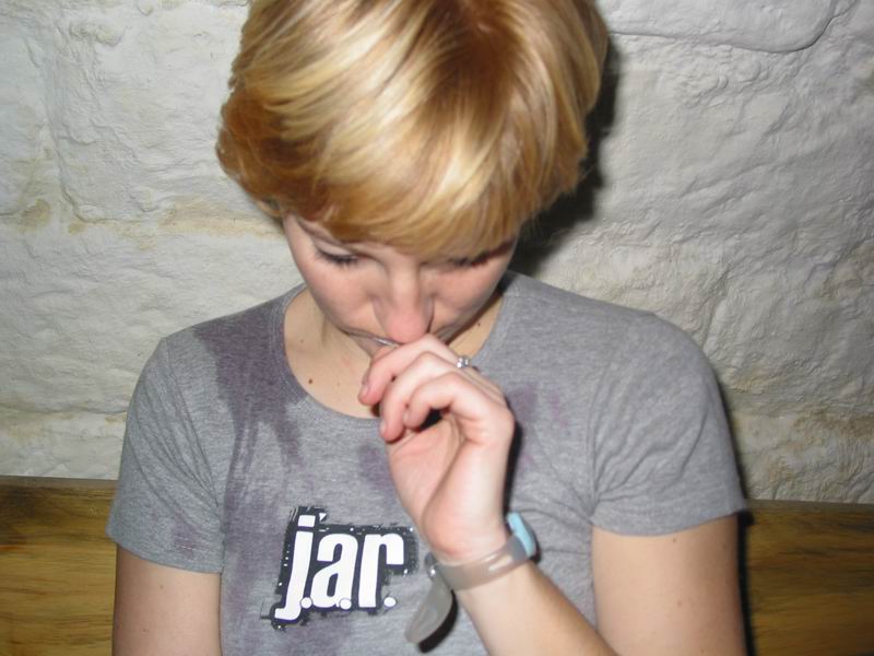 holčička zasmušile přemýšlí, jak vyprat frankovku ze svého nového trika