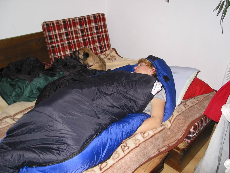 holčička s eliškou chrupajíce