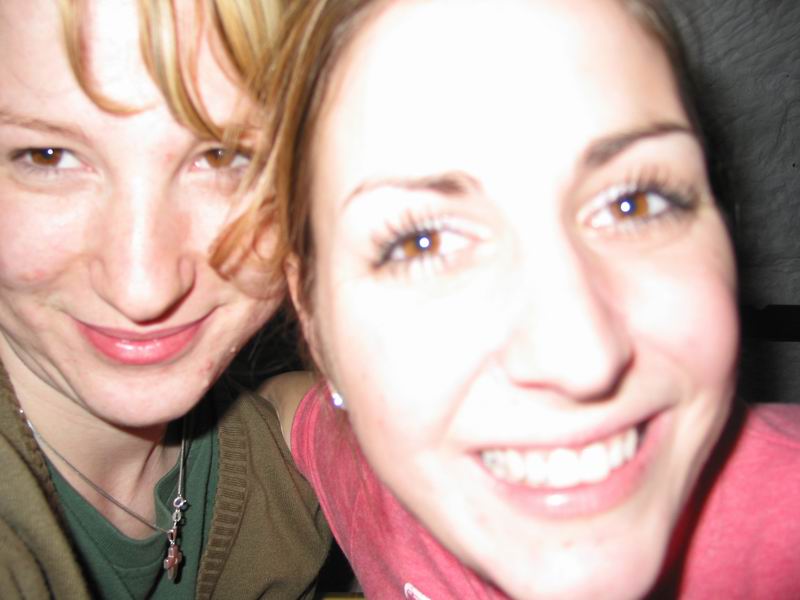 ty holky maj stejně hnědý oči, všimli ste si?