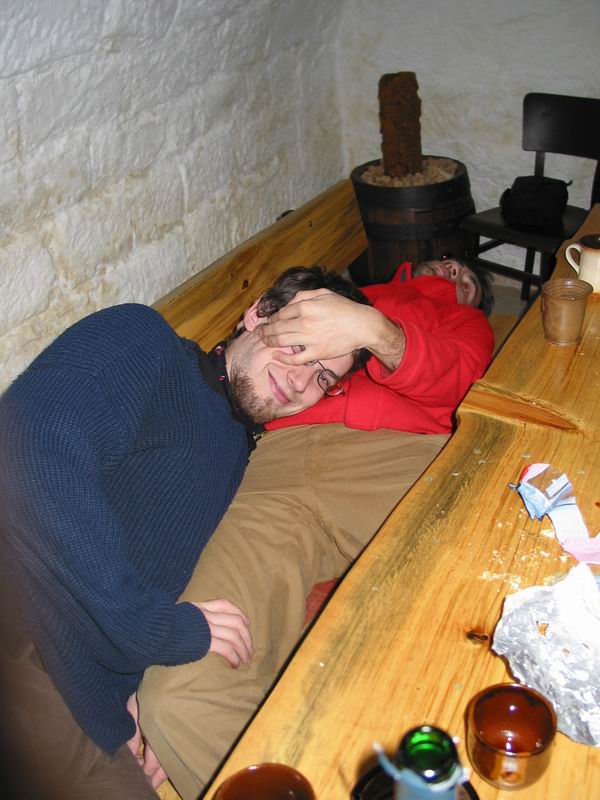 chlapci zmoženi usínají bok po boku, mokl víská pejska ve vlasech