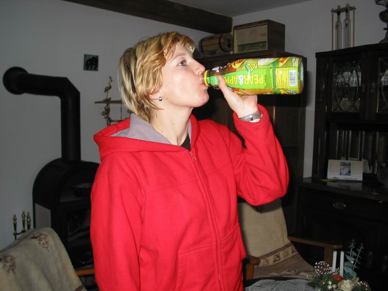 holčička se napájí