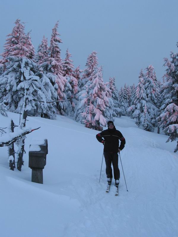 Mokl lyžař v záři červánků