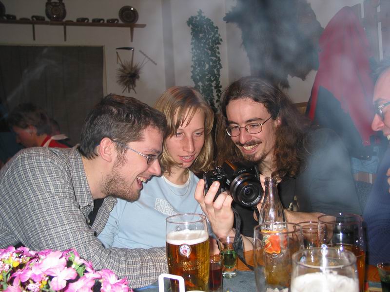 Zábava nad veselým fotem, turek vpravo maximálně nadšen