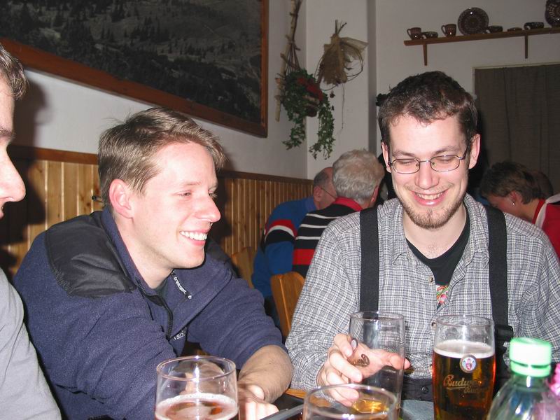 U stolu vládne veselí