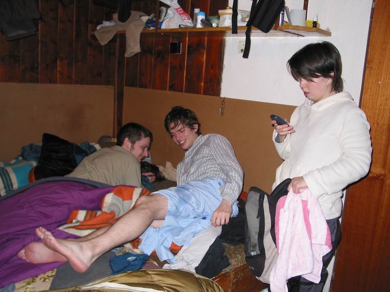 Sovička podává rodině zprávu o houbově nevhodném chování