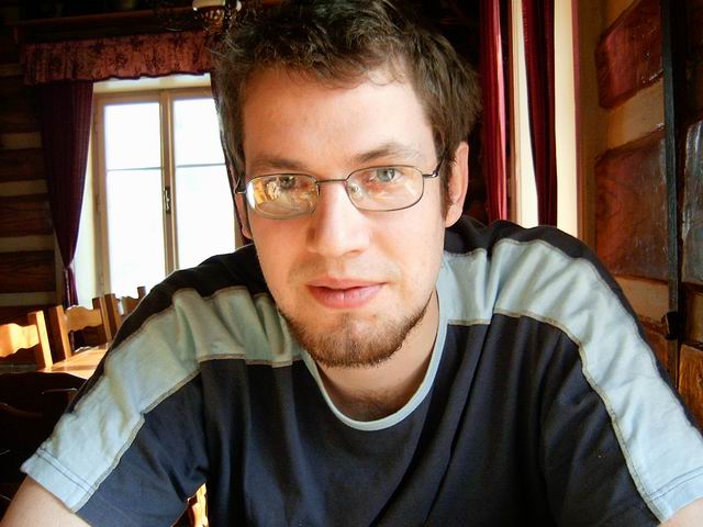 Pejsek v brejlích v hospůdce