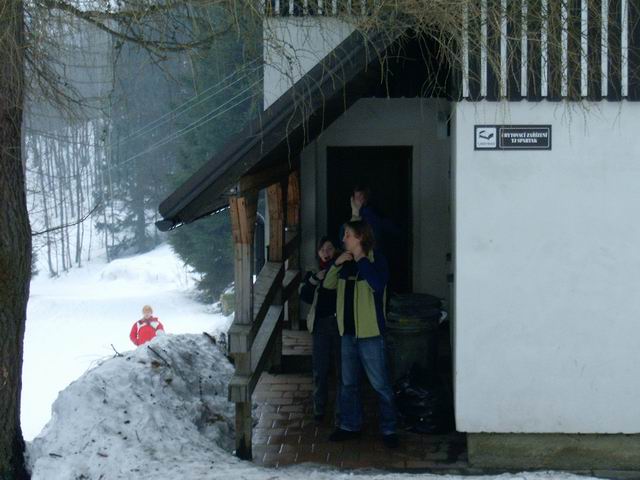 Studánka stále ještě zavalená sněhem a v ní rozjuchaná zuzu