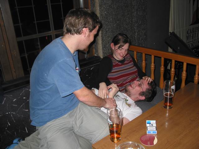 Rupek sedíce na pupku