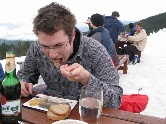 Pejsek s jitrničkou, vejmrdou, hořticí, chlebem, sodovkou a plzničkou