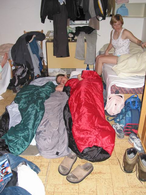 Holčička si připravuje pelech, erika má připraveno