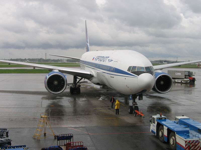 B 777- 200, jedinej u Aeroflotu navíc pořád ve starejch barvách (o 3 dny po našem letu letěl pro Aeroflot naposled, viz popis)