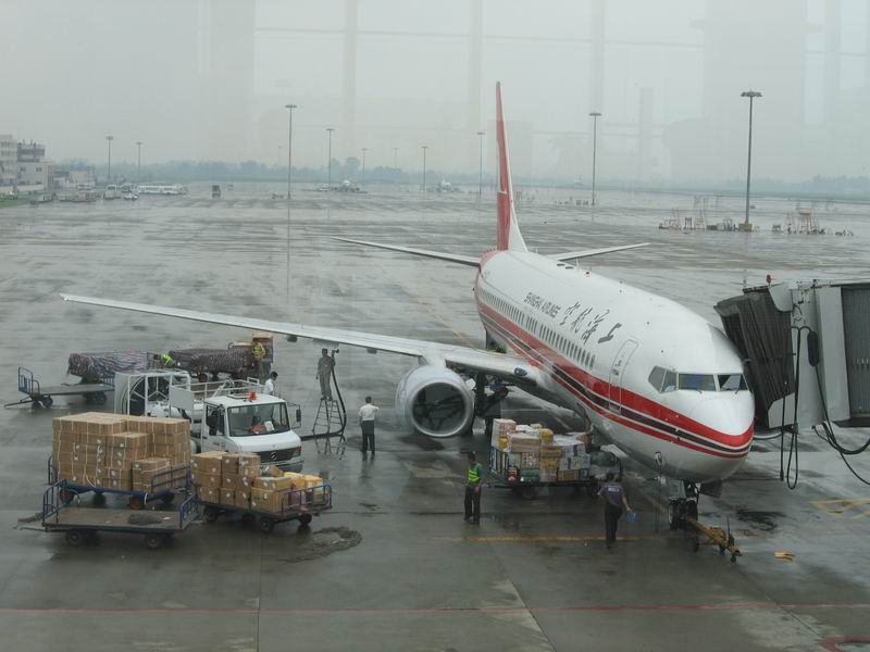 B 737-800 nás za moment naloží a odveze z Chengdu do Shanghaie