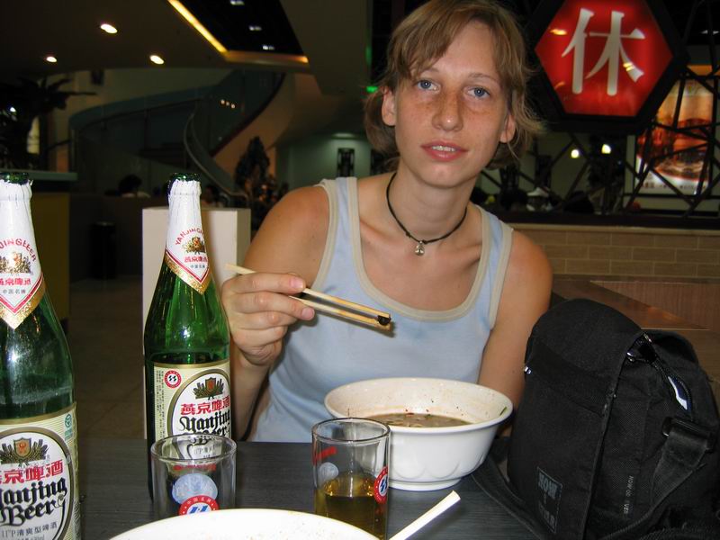 Před odjezdem do Xianu pojídá Ivoš neidetifikovatelné maso