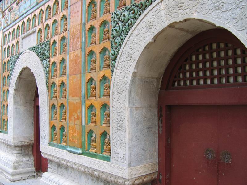 Letní palác - ulomené hlavy buddhů - pozůstatek kulturní revoluce