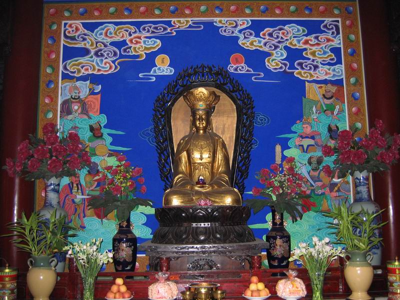 Chengdu - Spokojenej Buddha s kytkama a ovocem